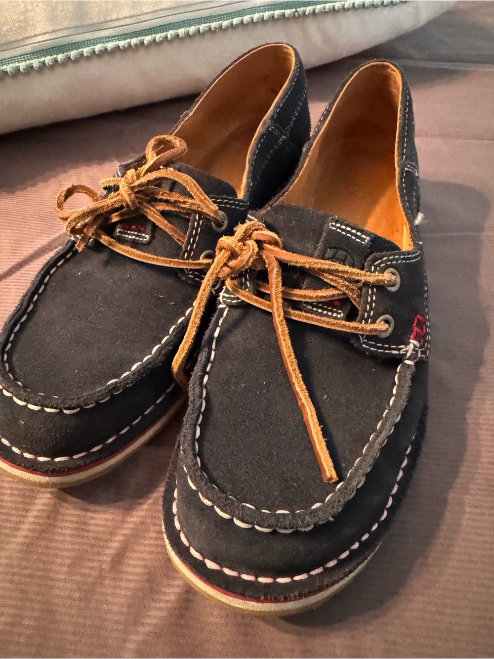 Ariat Cruiser Castaway: navy suede Boat Shoes with Brown Laces